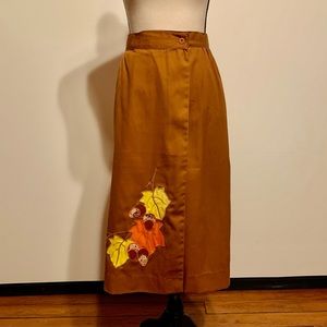 Vintage 90s button front brown skirt with fall appliqué.